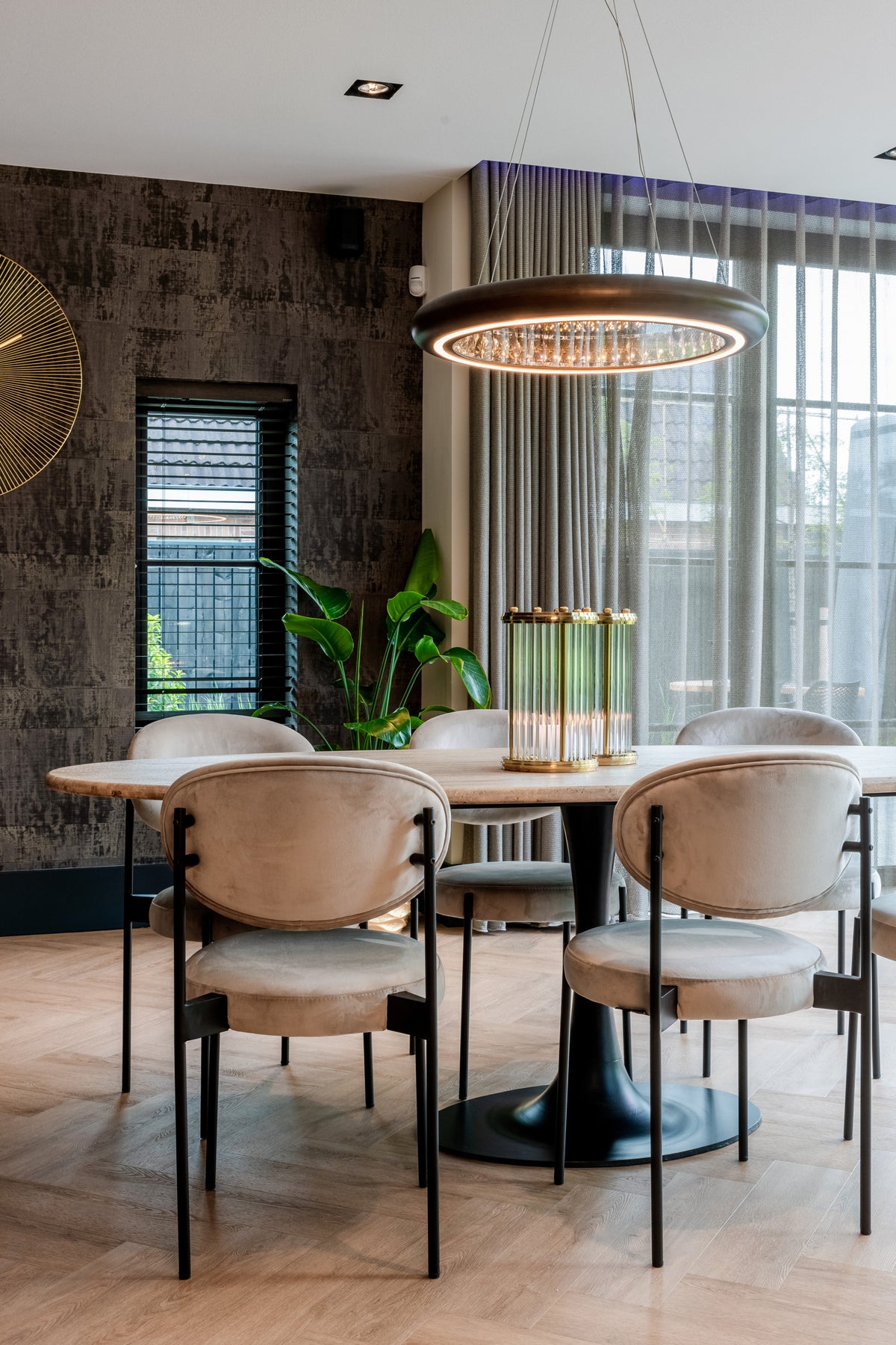 Masă dining Hampton, negru, oval, 230 cm – ambient