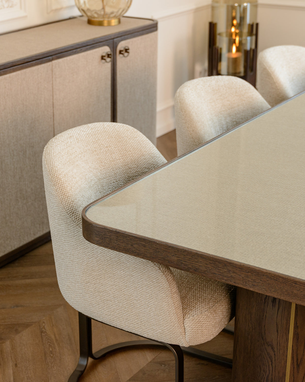 Masă dining Willox, bej, 235 cm, cu sticlă – ambient