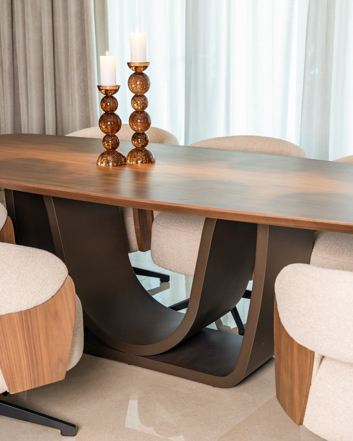 Masă dining Windsor, nuc, 230 cm, bază din alamă – ambient