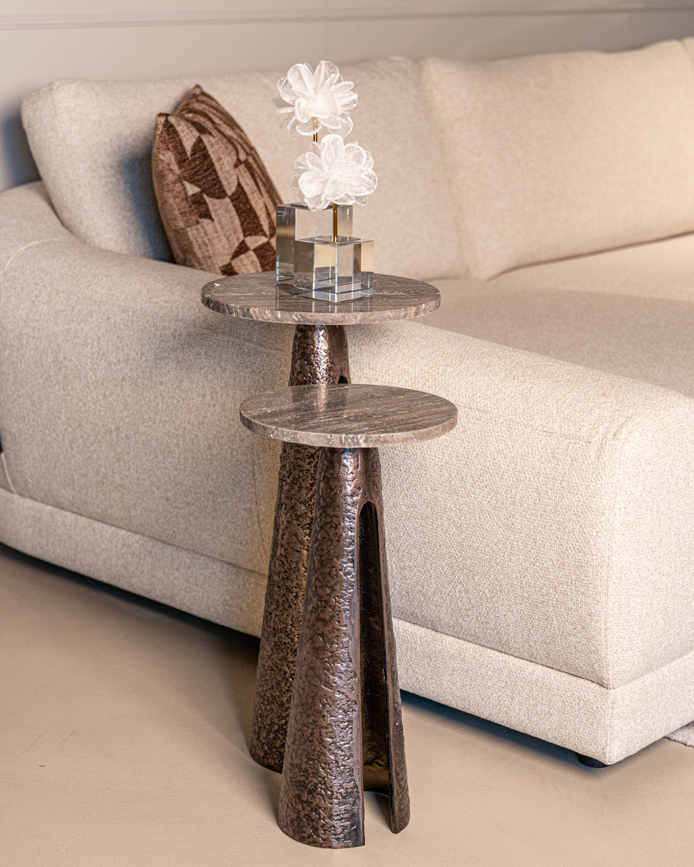 Măsuță auxiliară Eldora, bronz, Ø 25 cm – ambient