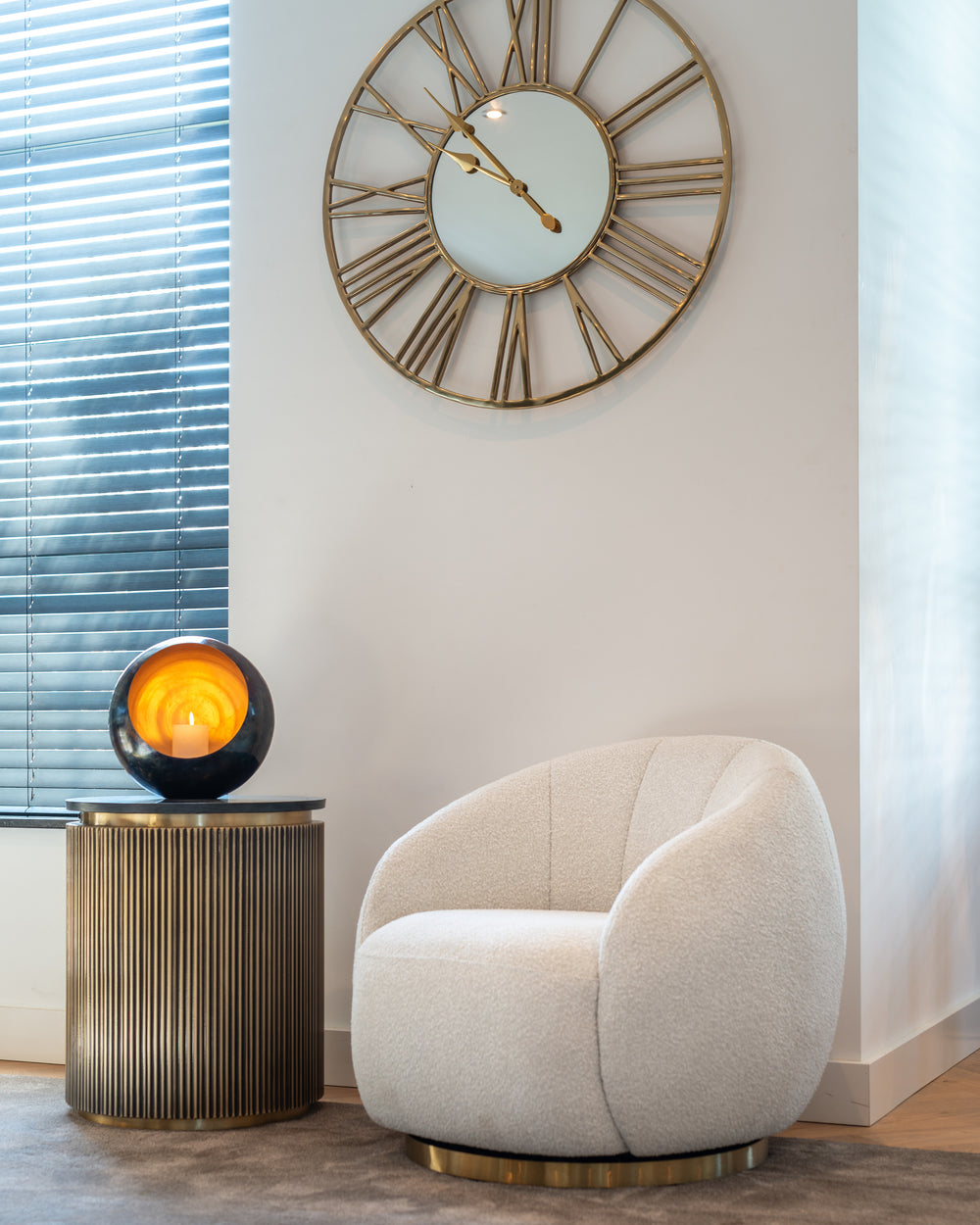Măsuță auxiliară Ironville, auriu, Ø 50 cm – ambient