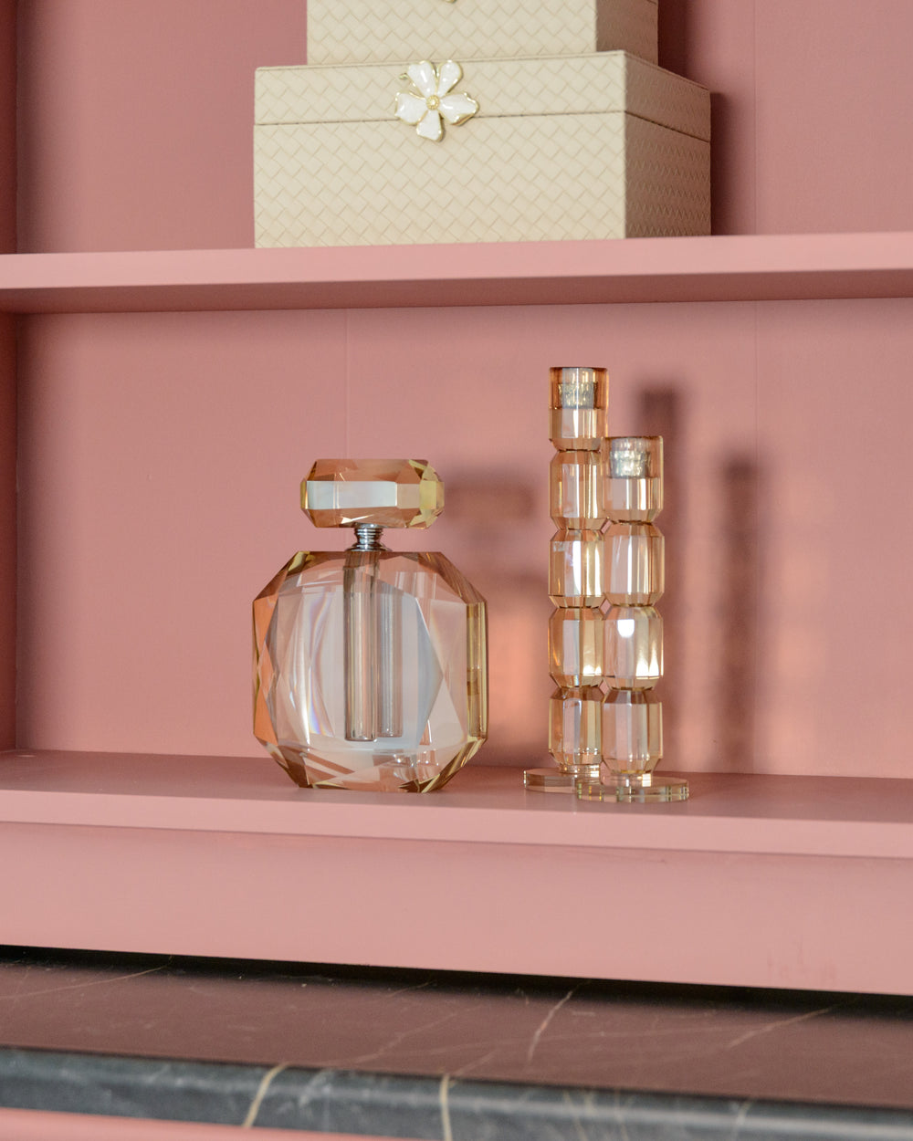 Obiect decorativ Khloe, champagne, sticlă de parfum – ambient