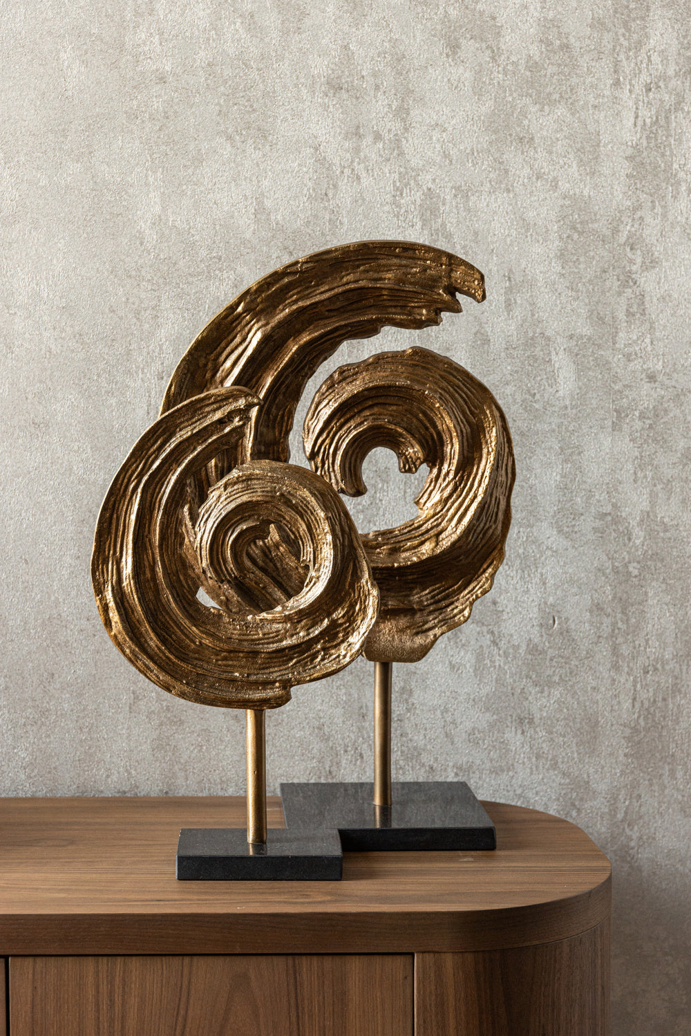 Obiect decorativ Swirl, alamă antichizată, mare – ambient