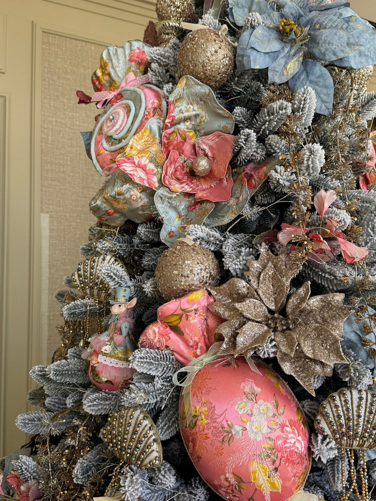 Detaliu Winter Pastel: glob roz pictat, flori bleu și bomboane pe crengi nins