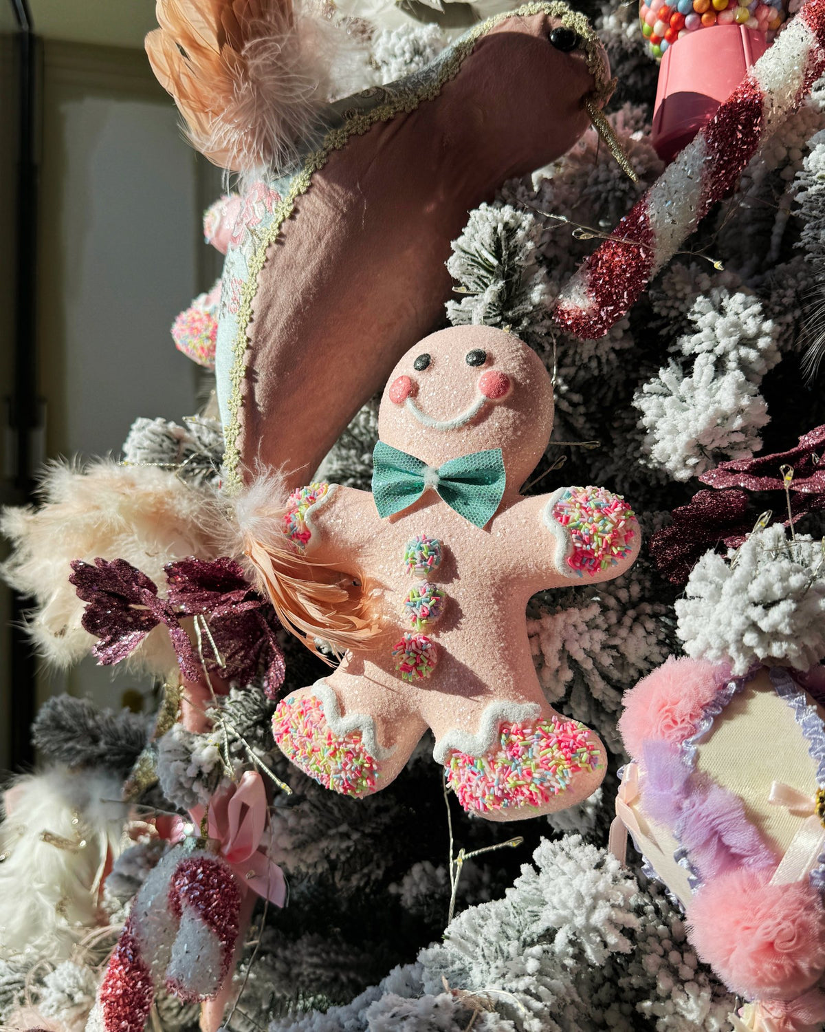 Detaliu Sweet December: turtă dulce decorativă cu papion turcoaz și flori roz