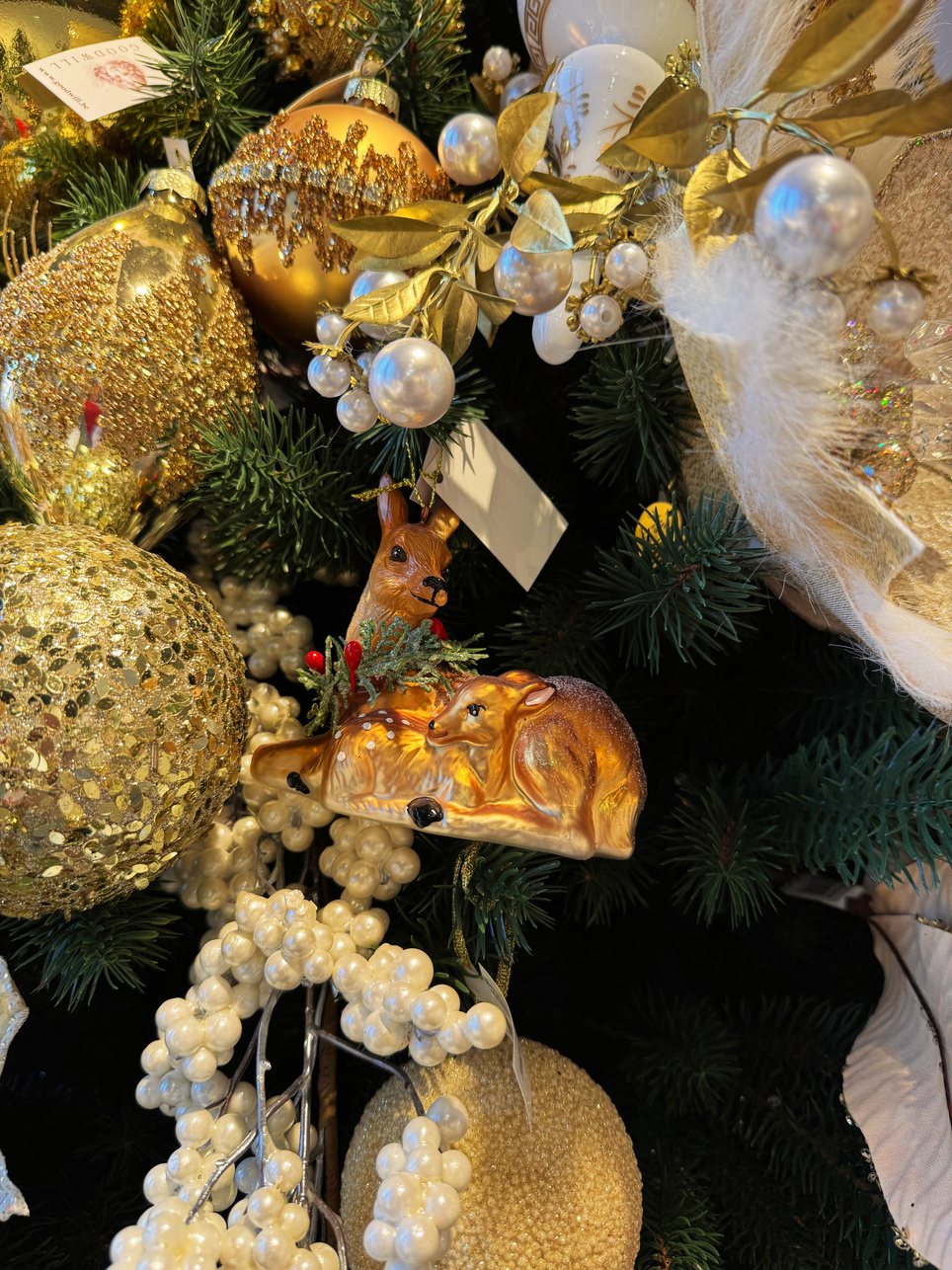 Detaliu Star of Wonder: globuri aurii cu sclipici, perle și o vulpe decorativă