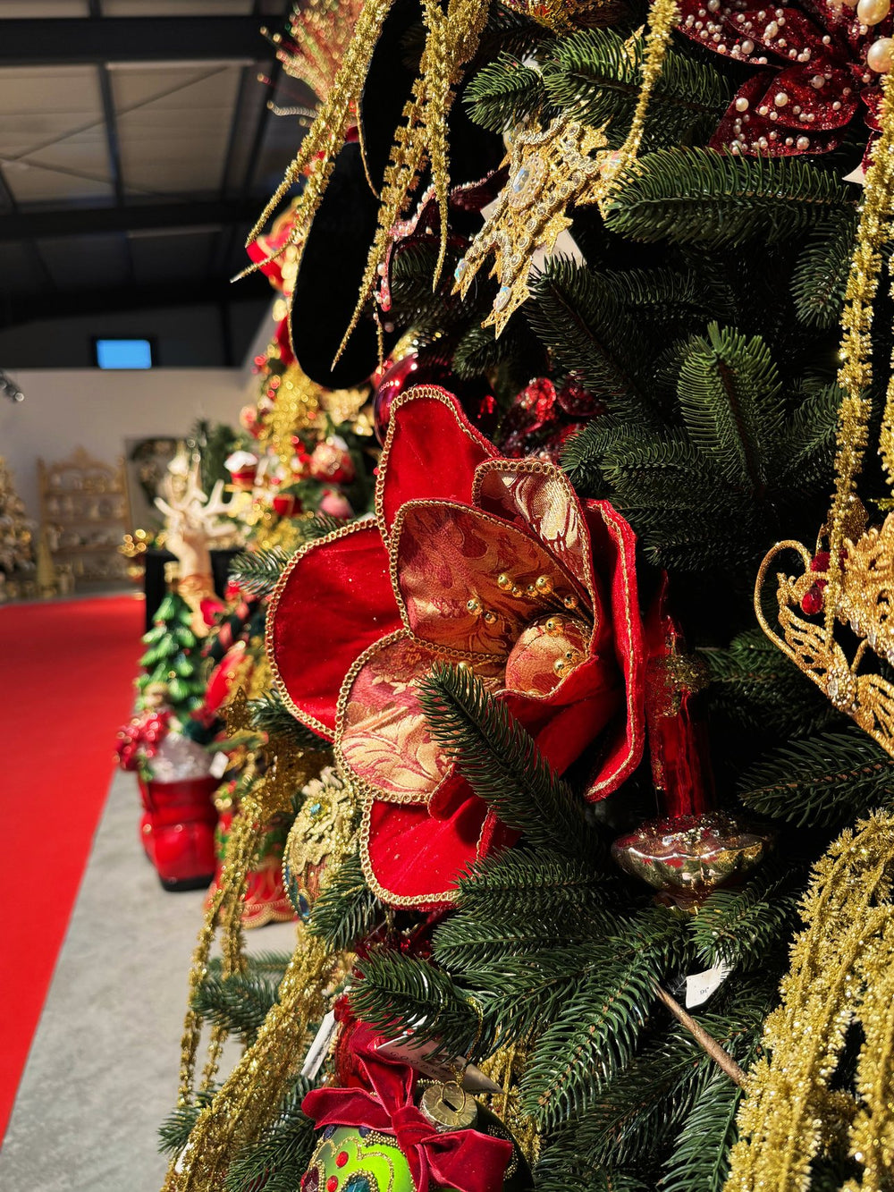 Detaliu Venetian Splendor: floare roșie de catifea și ornamente aurii