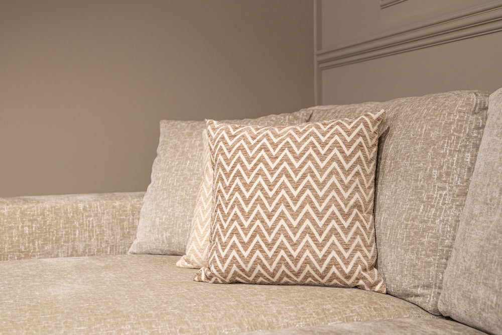 Pernă decorativă Nino, chevron nisip – ambient