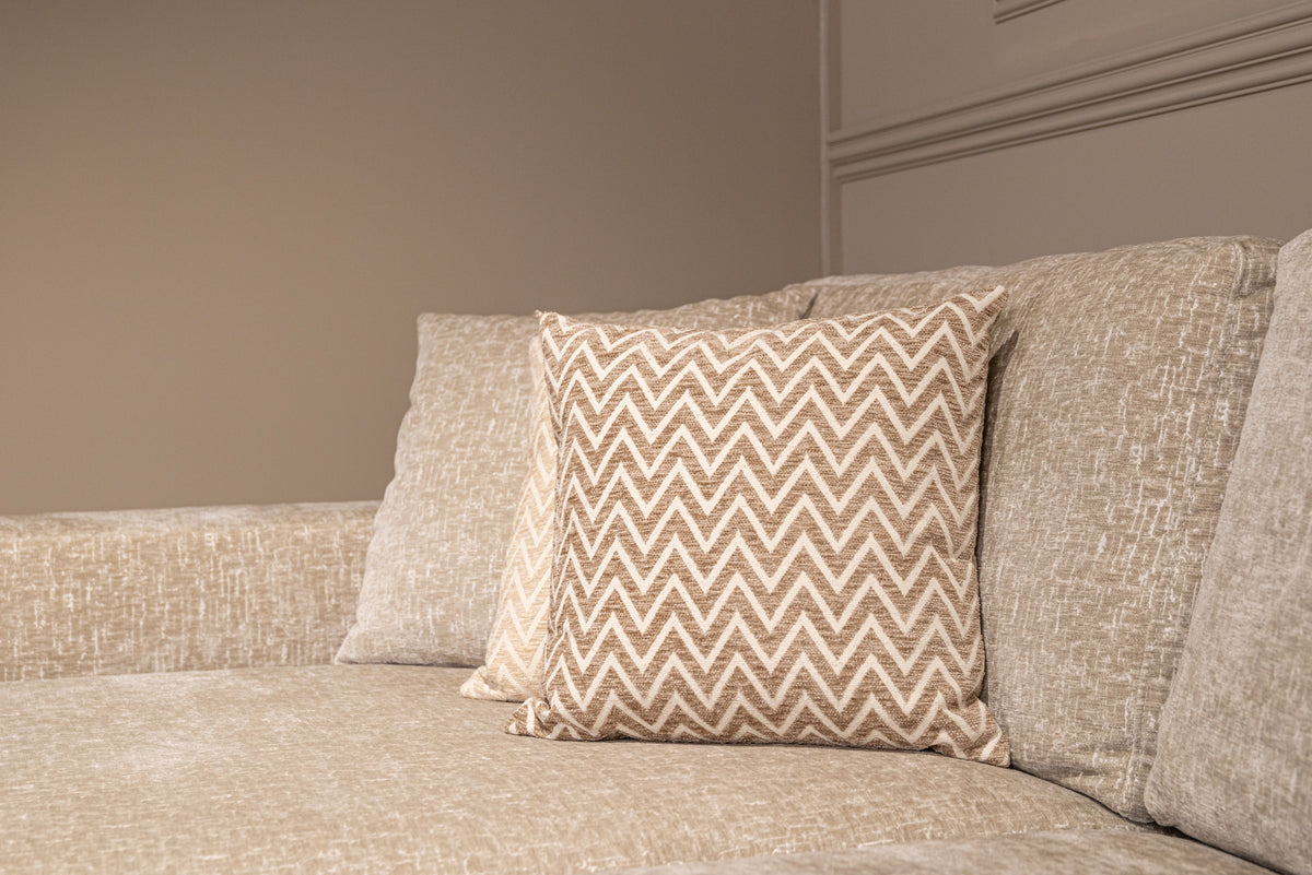 Pernă decorativă Nino, chevron nisip – ambient