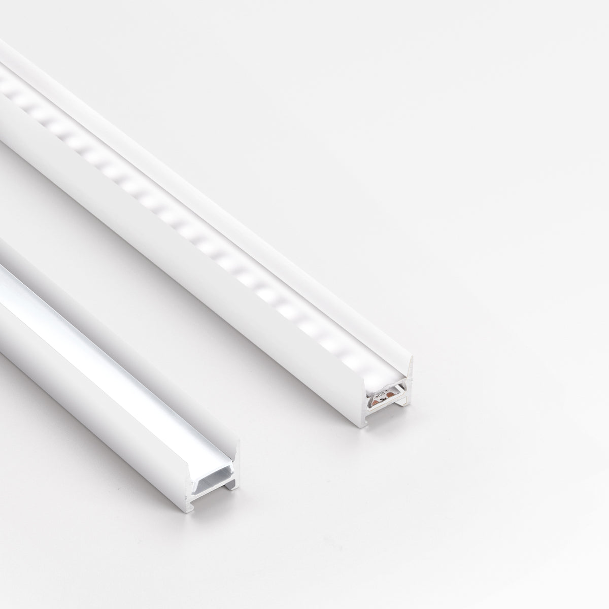 Profil liniar Slot aparent D16xD22 2000 mm, alb – ambient