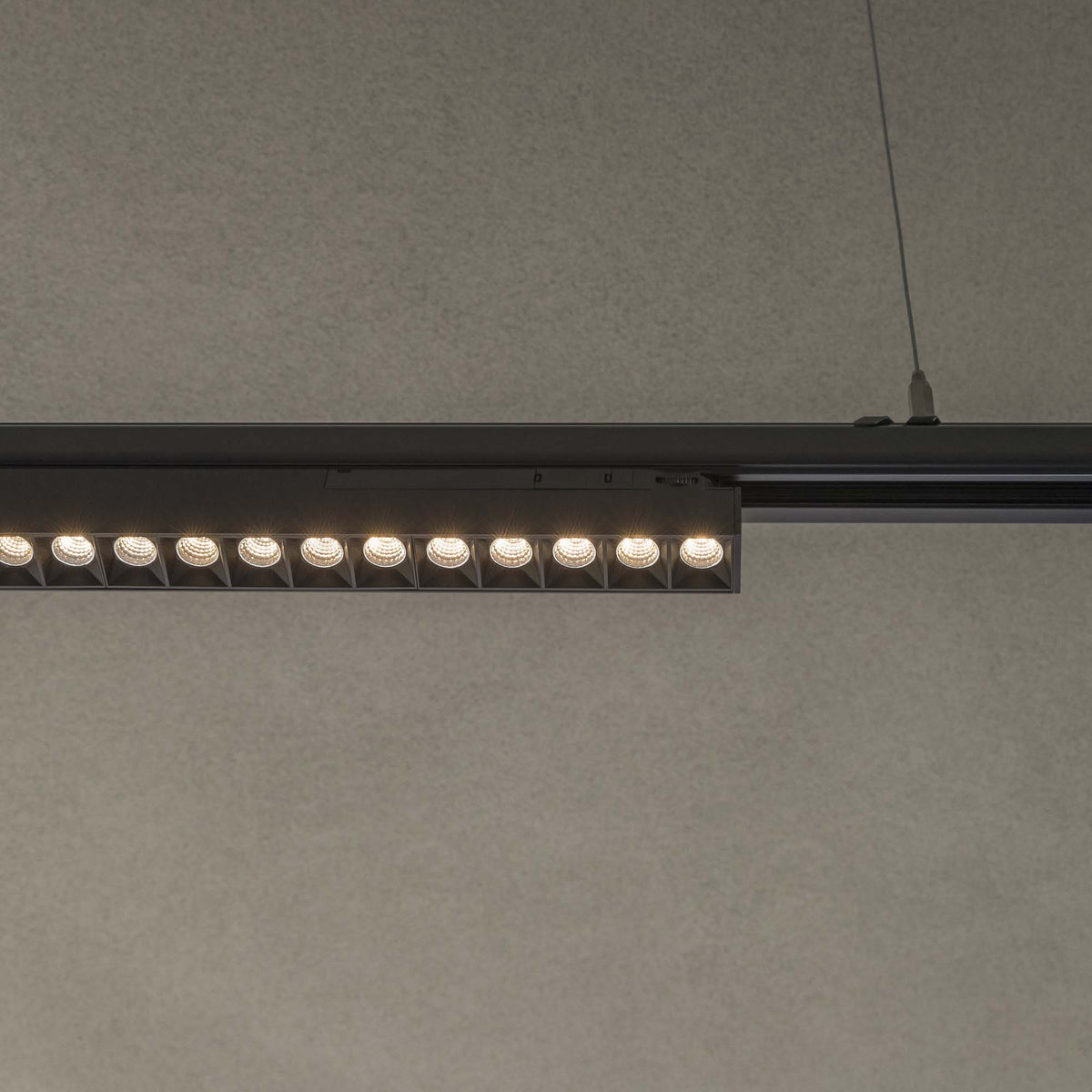 Proiector liniar pe șină Display fascicul concentrat D0535 On-Off 3000K, negru – ambient