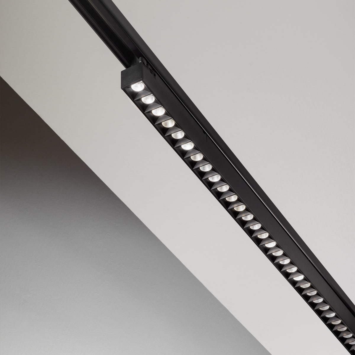 Proiector liniar pe șină Display fascicul concentrat D0535 On-Off 4000K, alb – ambient
