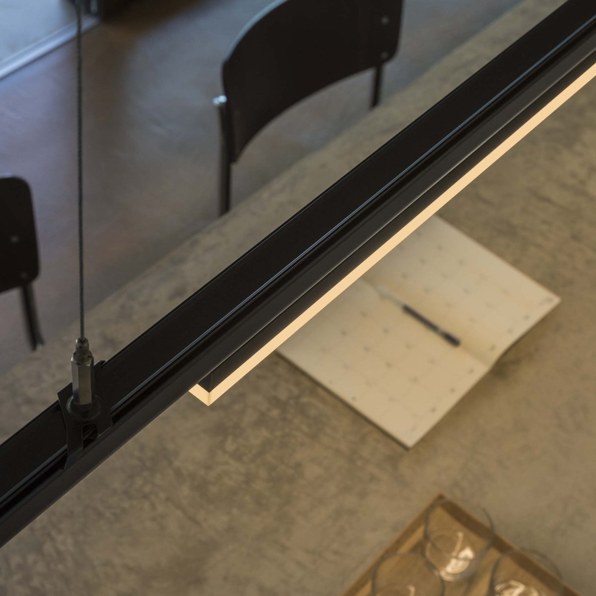Proiector liniar pe șină Display fascicul larg D1125 On-Off 3000K, negru – ambient