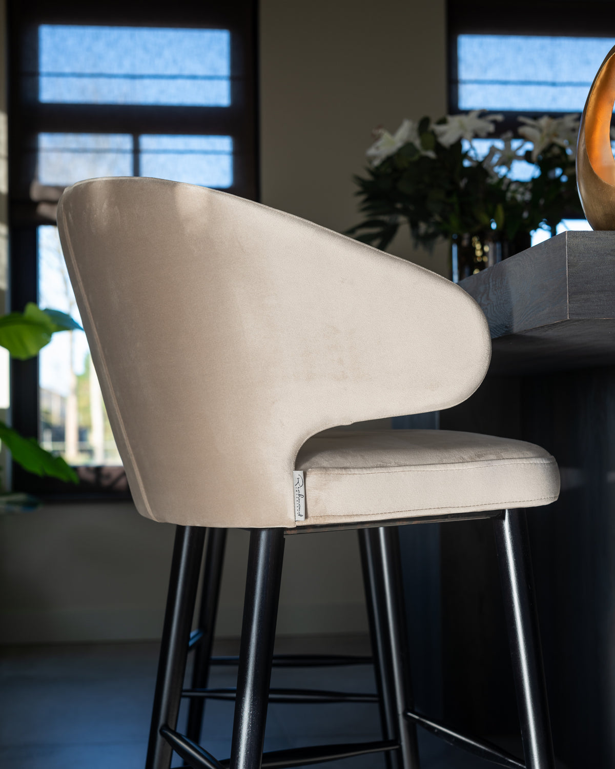 Scaun de bar Indigo, catifea kaki – ambient
