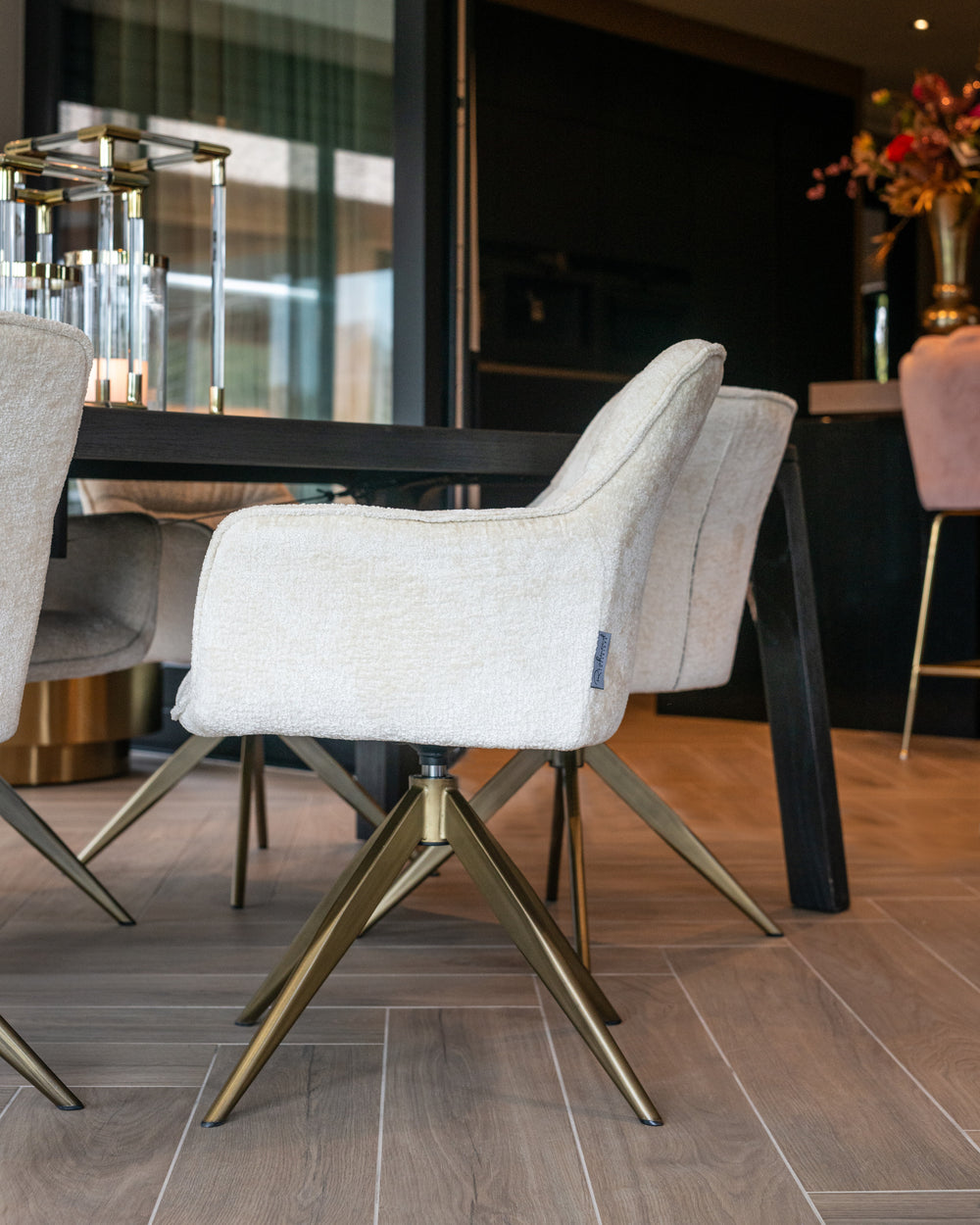 Scaun dining Aline, chenille albă, rotativ, ignifug – ambient