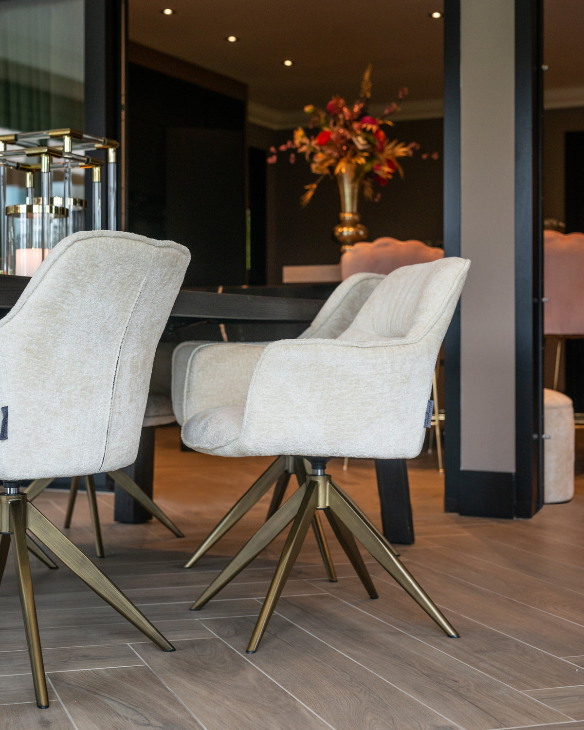 Scaun dining Aline, chenille albă, rotativ, ignifug – ambient