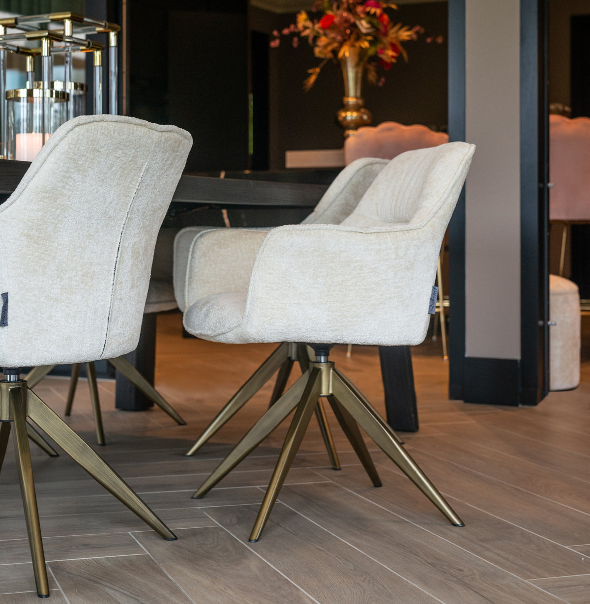 Scaun dining Aline, chenille albă, rotativ, ignifug – ambient