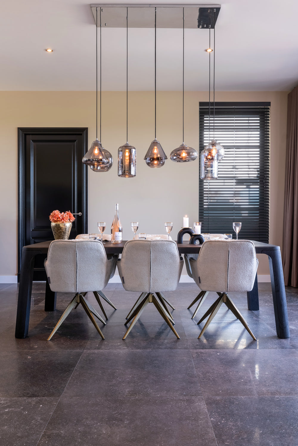 Scaun dining Aline, chenille albă, rotativ, ignifug – ambient
