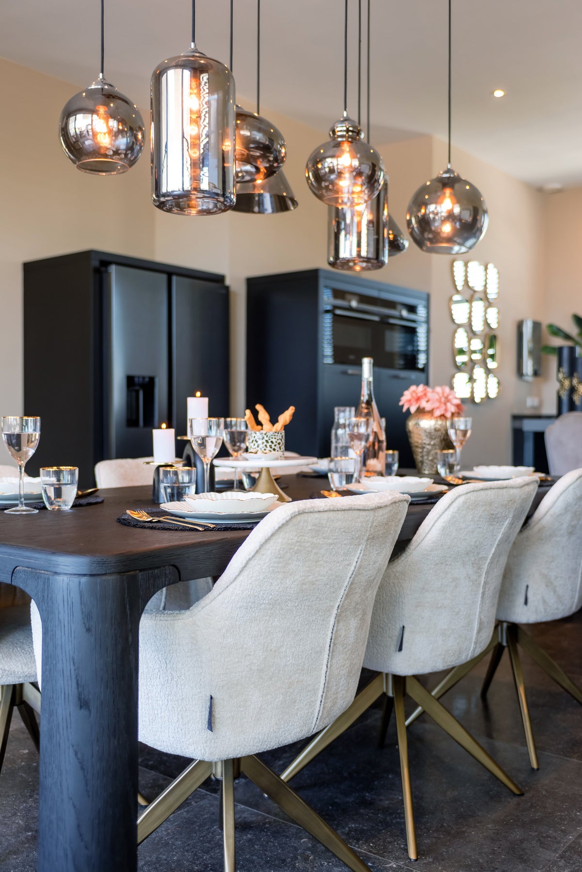 Scaun dining Aline, chenille albă, rotativ, ignifug – ambient