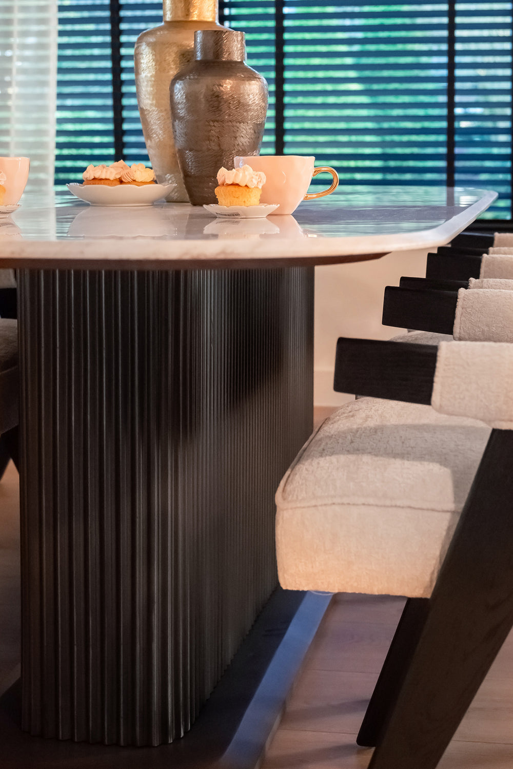 Scaun dining Cooper, chenille albă – ambient
