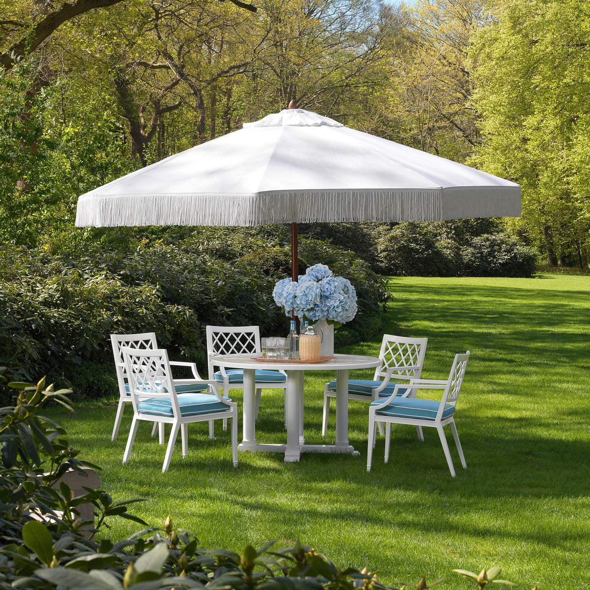 Scaun dining de exterior Paladium cu brațe, finisaj alb, Sunbrella albastru mineral