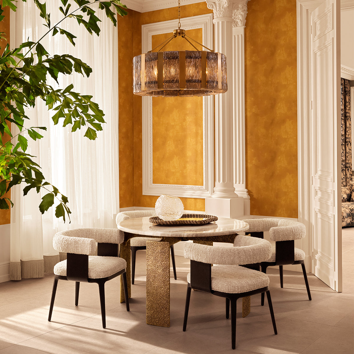 Scaun dining Dubois, furnir de stejar negru, bouclé Sonata crem