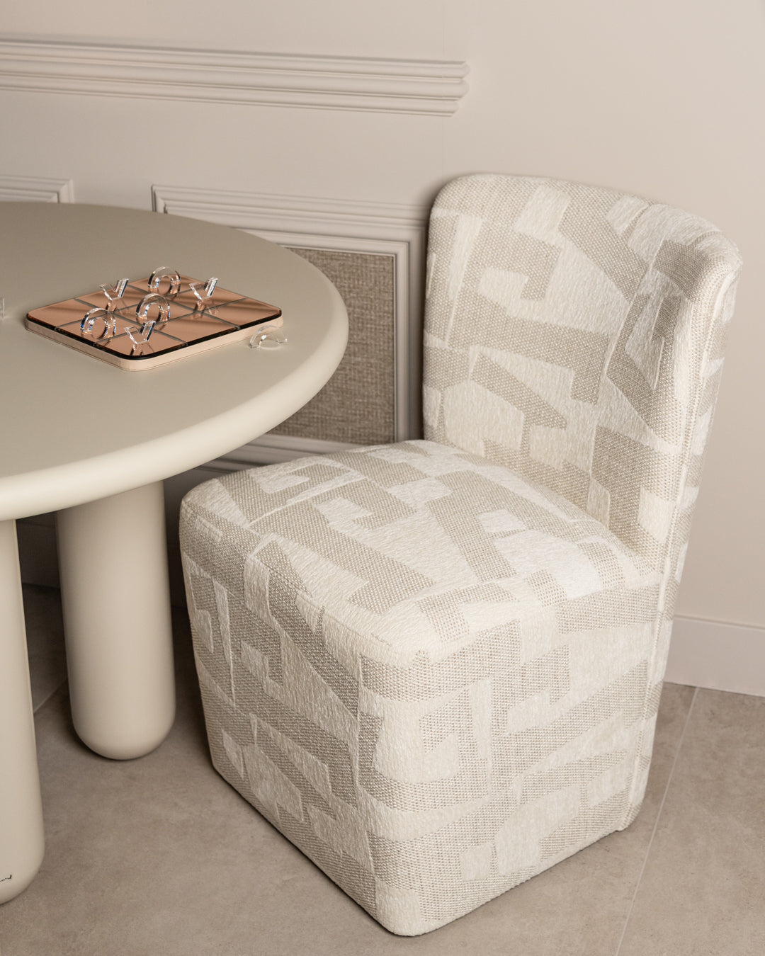 Scaun dining Lorain, graffic bej, pe roți – ambient