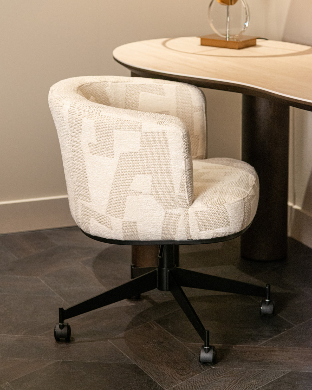 Scaun dining Rochenne, graffic bej, rotativ, pe roți – ambient