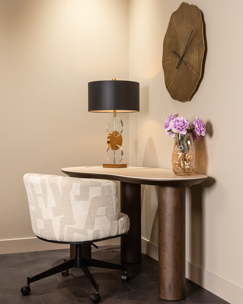 Scaun dining Rochenne, graffic bej, rotativ, pe roți – ambient