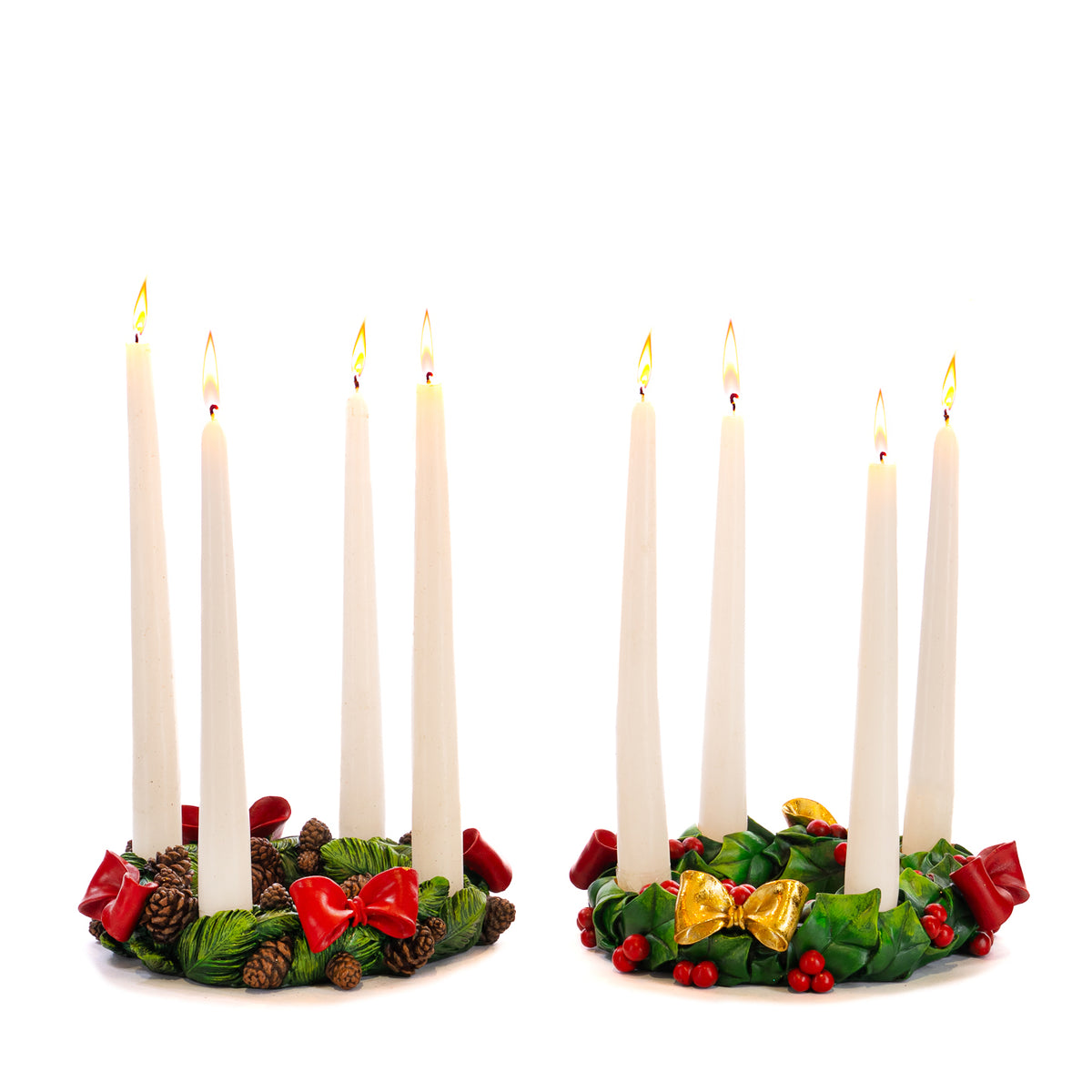 Set 2 suporturi pentru lumânare în formă de coroniță cu ilice, fundă și conuri, verde, 22 cm