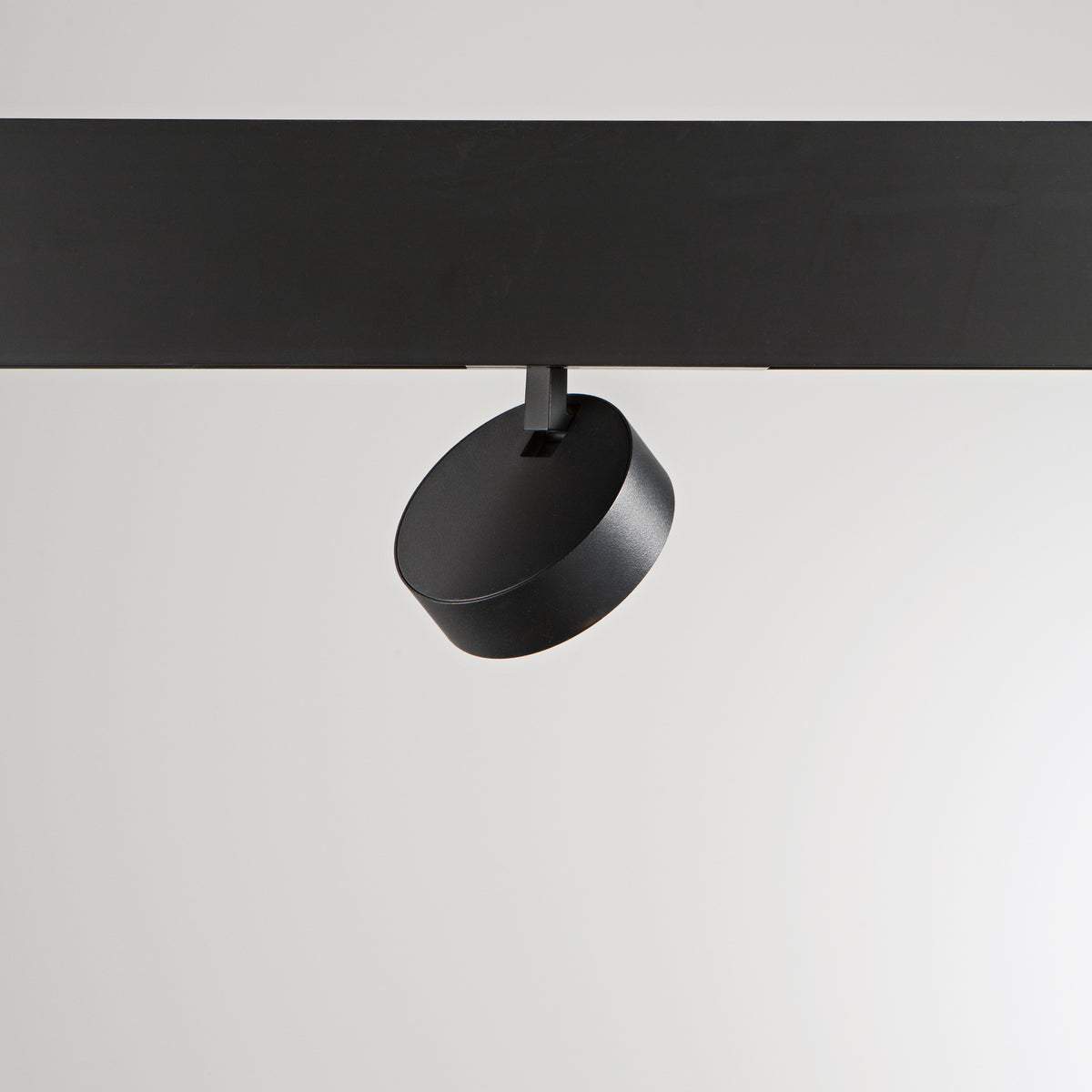Spot pe șină Ego plat simplu 9W 3000K On-Off, negru – ambient