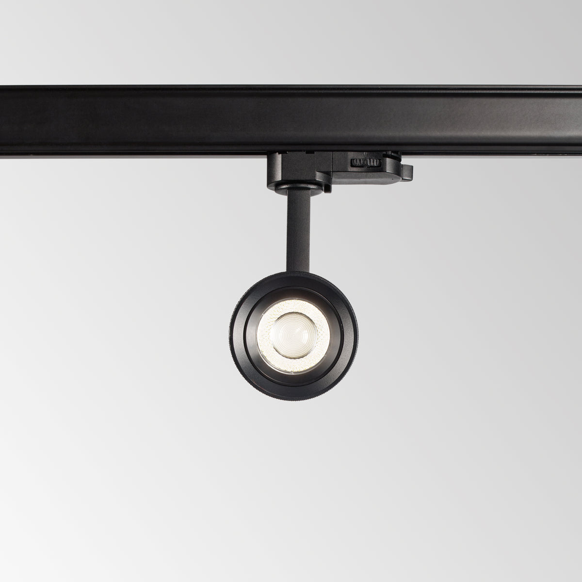 Spot pe șină trifazată Eos TR 15W 2700K On-Off, negru – ambient
