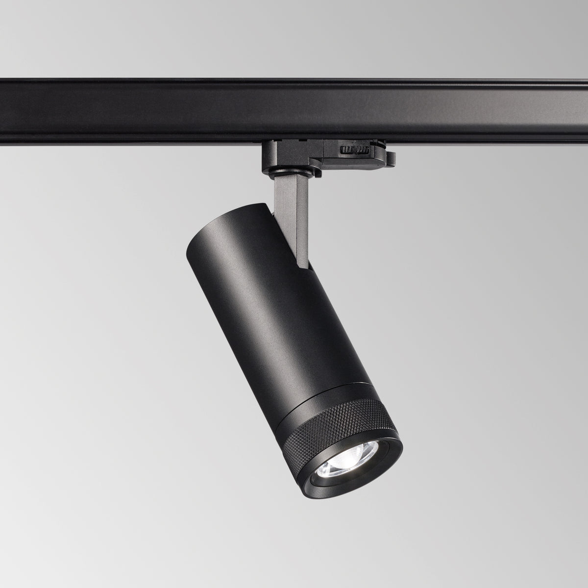 Spot pe șină trifazată Eos TR 15W 3000K On-Off, negru – ambient