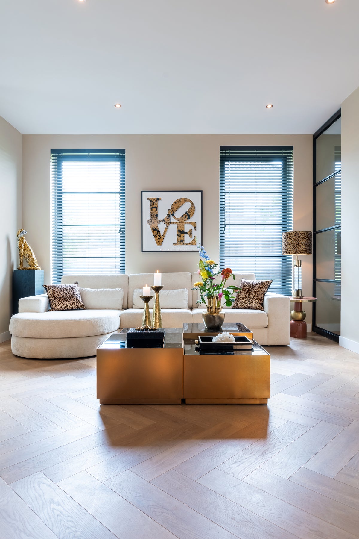 Tavă decorativă Liv, negru/auriu – ambient