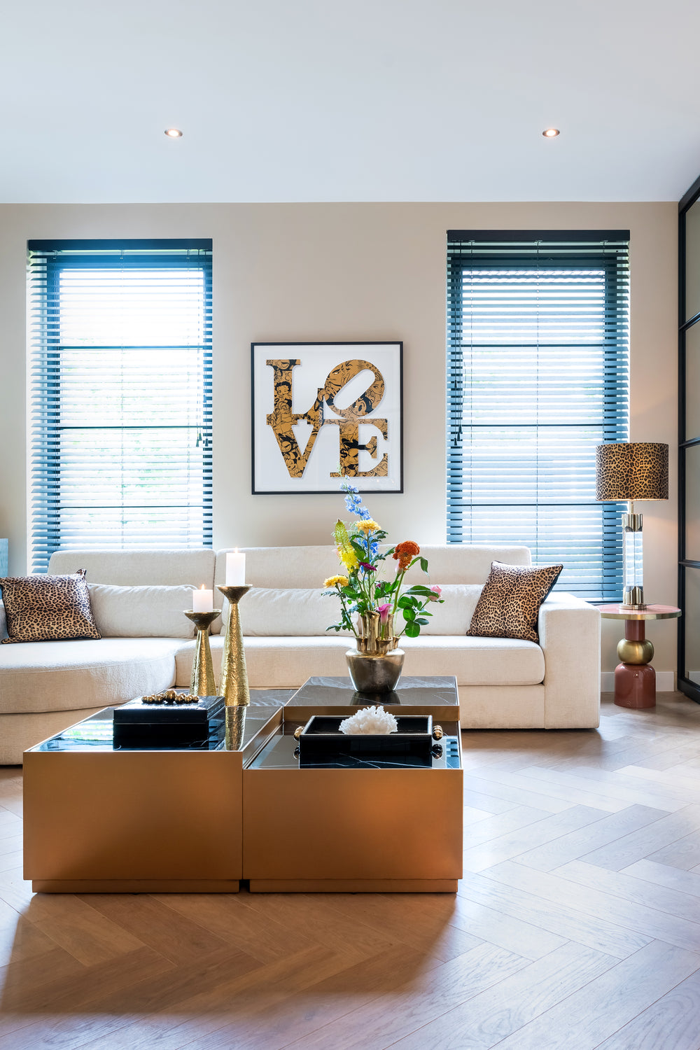 Tavă decorativă Liv, negru/auriu – ambient