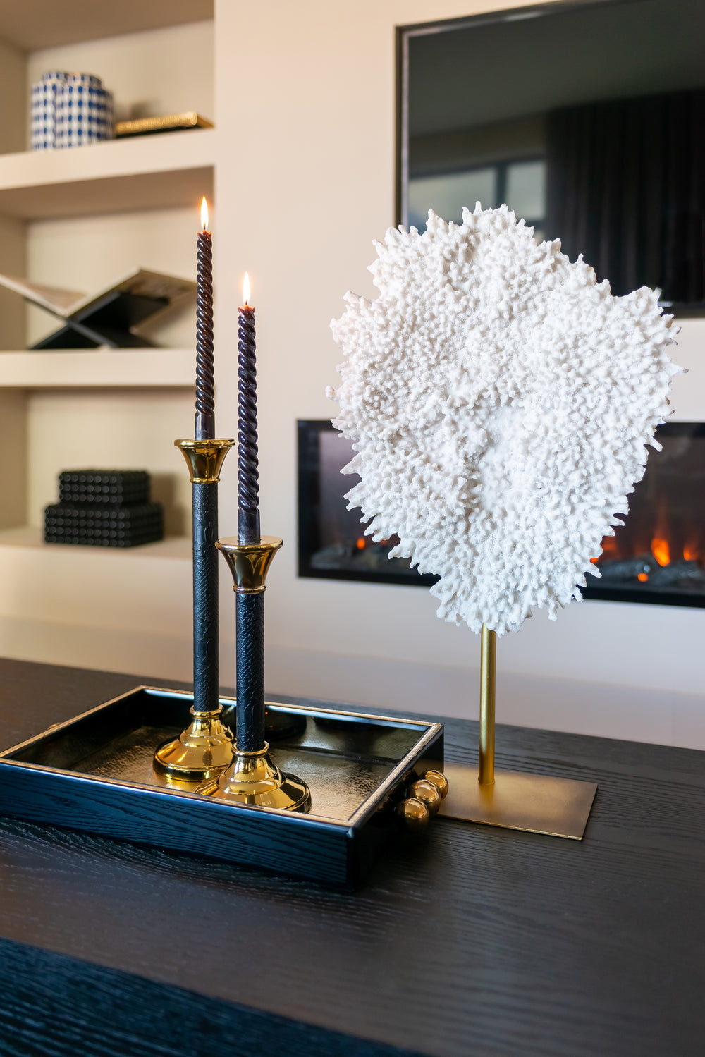 Tavă decorativă Liv, negru/auriu – ambient