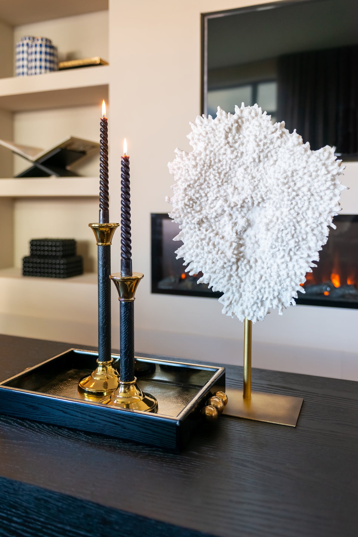 Tavă decorativă Liv, negru/auriu – ambient