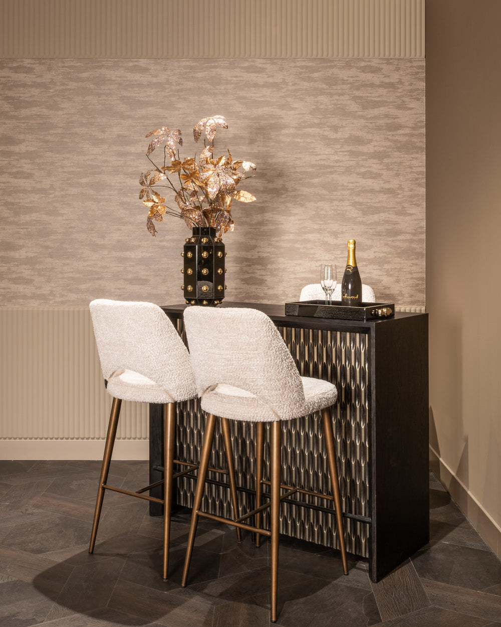 Tavă decorativă Liv, negru/auriu – ambient