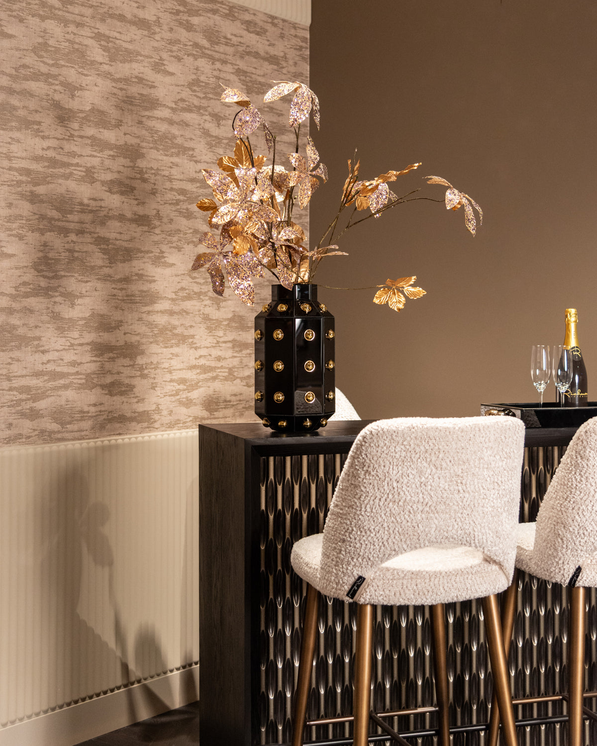 Tavă decorativă Liv, negru/auriu – ambient