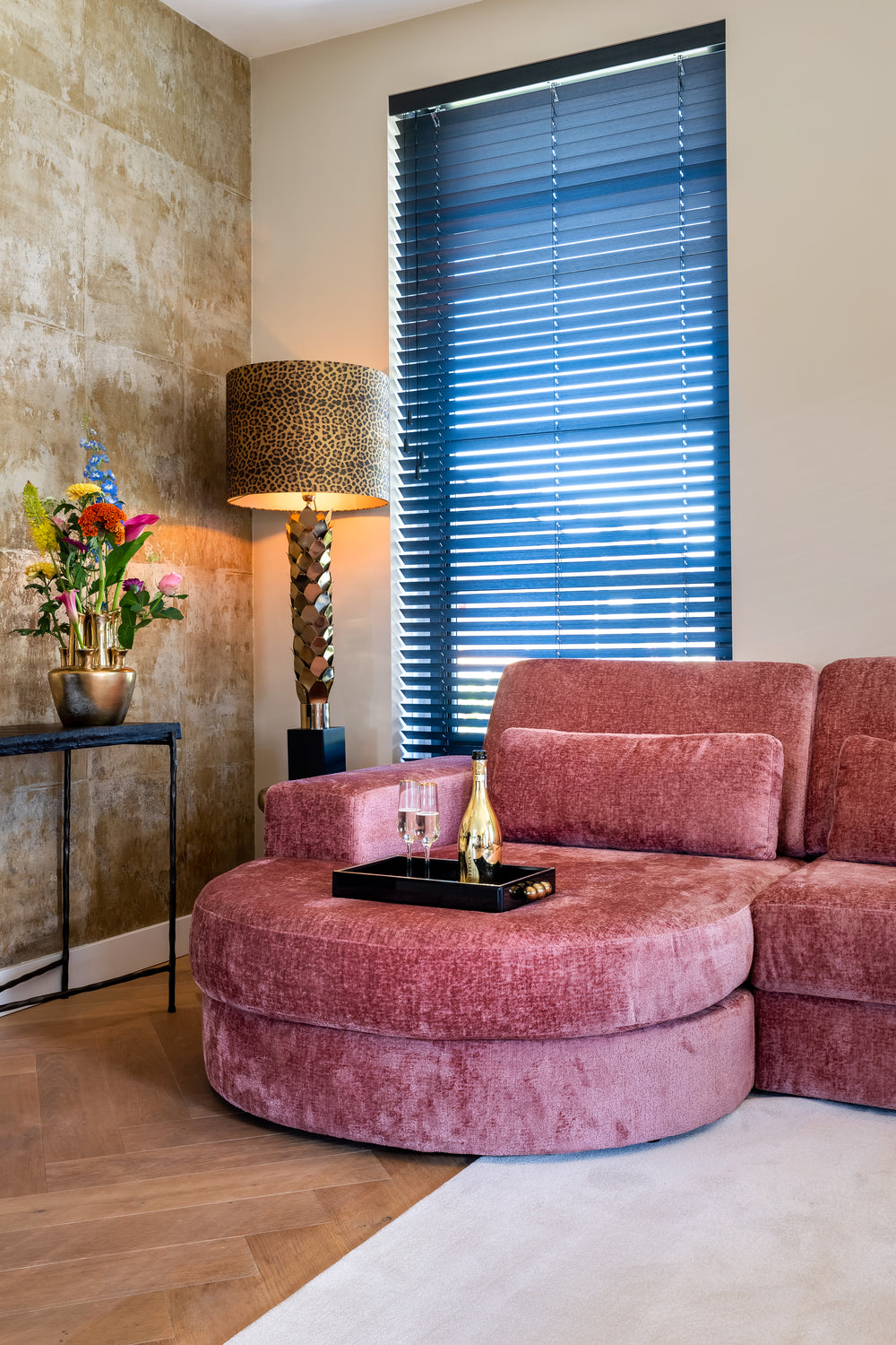Tavă decorativă Liv, negru/auriu – ambient
